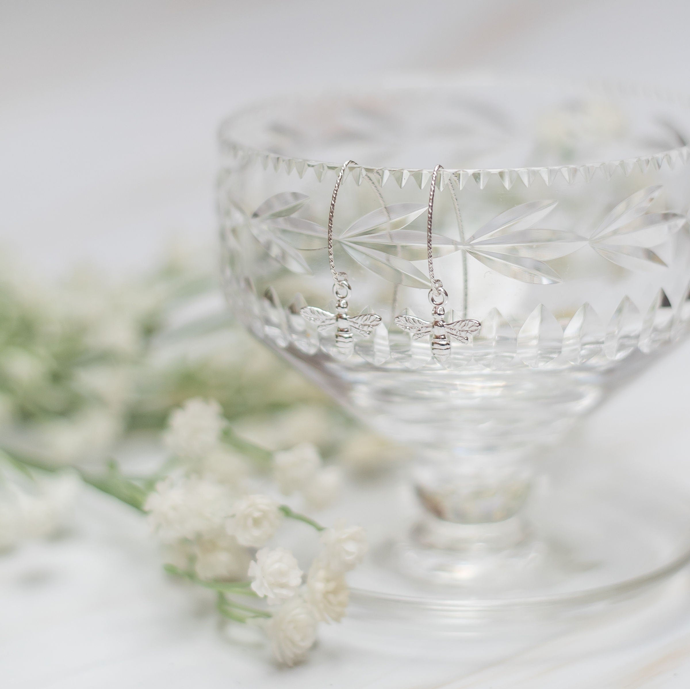 Bumble bee earrings, 925 silver drop earrings, insect charm jewellery, dainty spring earring, hammered ear wire