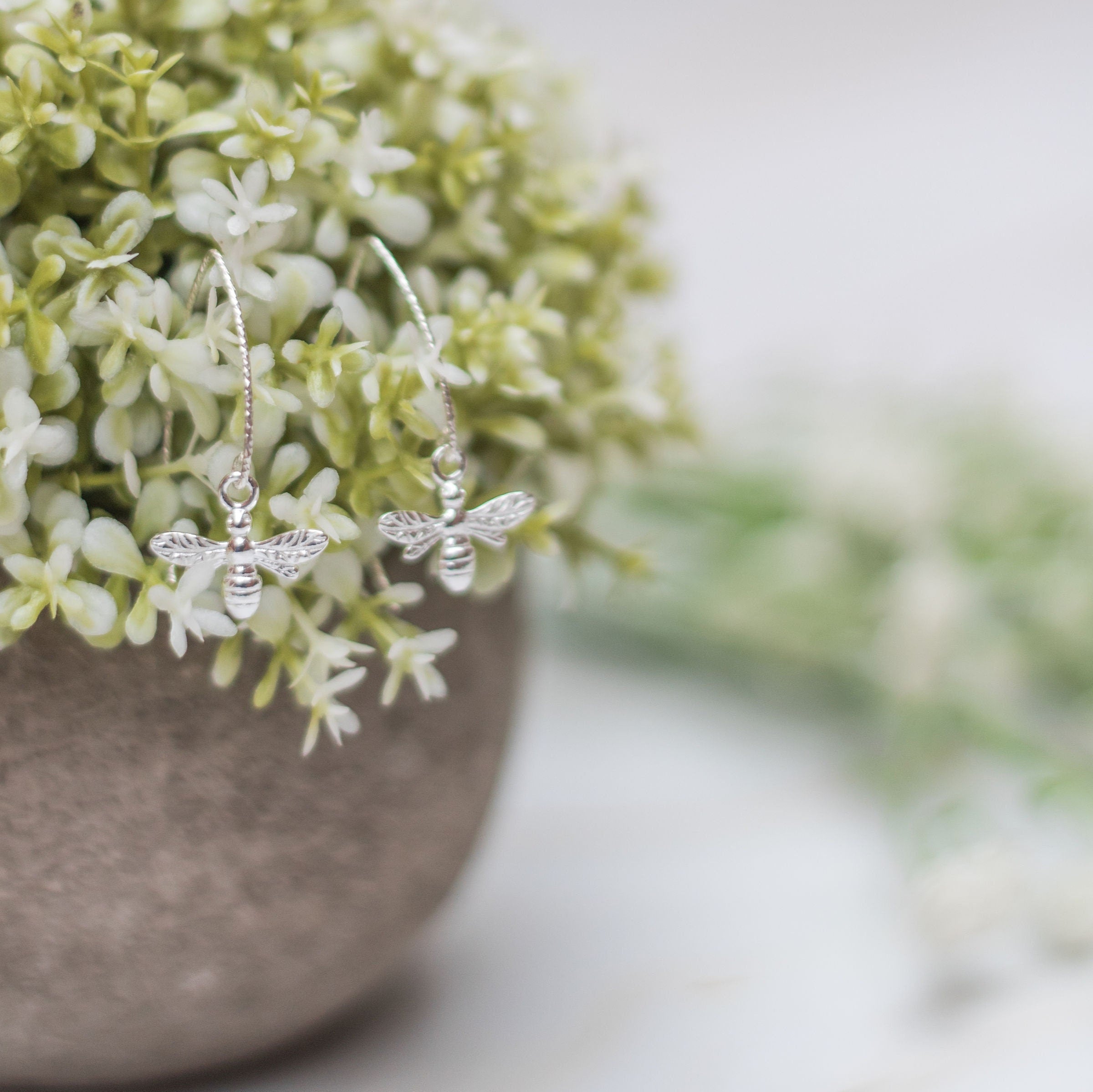 Bumble bee earrings, 925 silver drop earrings, insect charm jewellery, dainty spring earring, hammered ear wire
