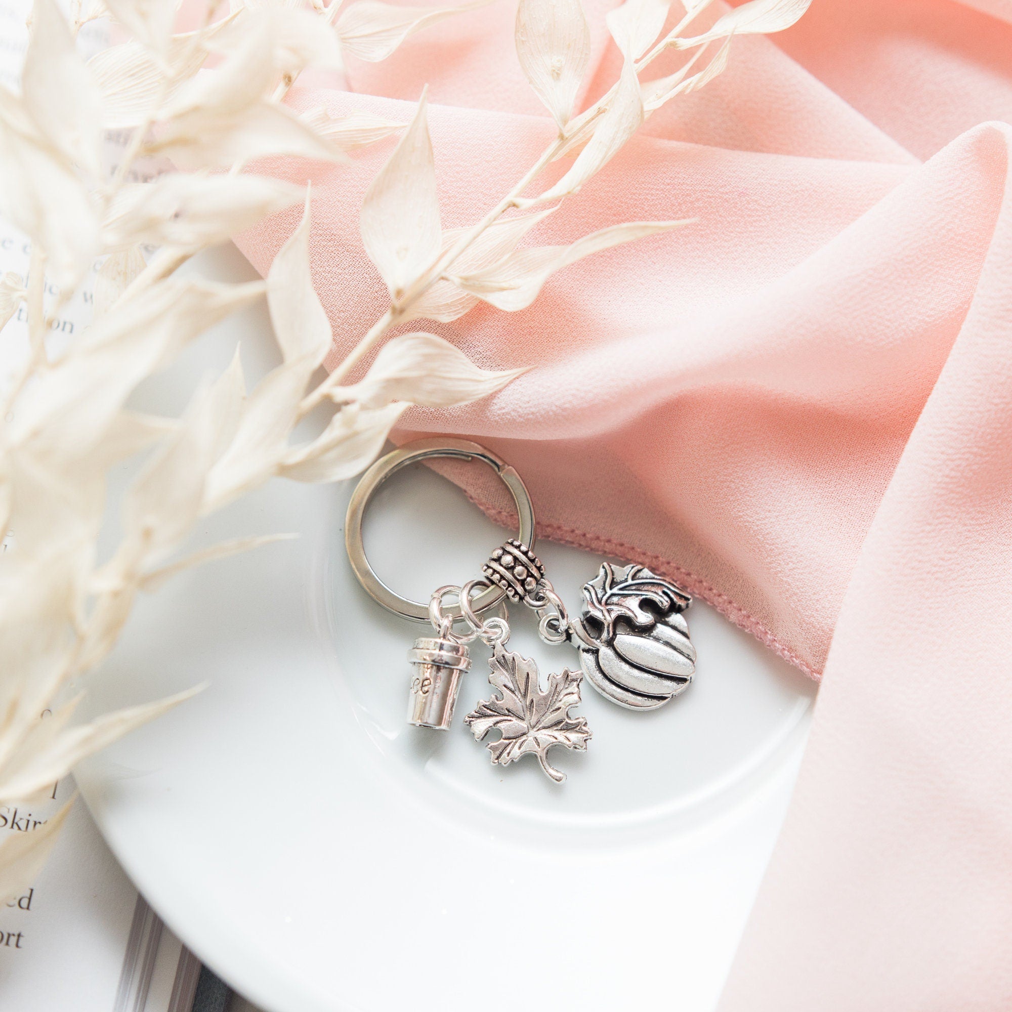 Pumpkin coffee leaves keyring, Autumn keychain, fall bag charm, pumpkin spice latte, coffee lover gift, Halloween accessory, October gift